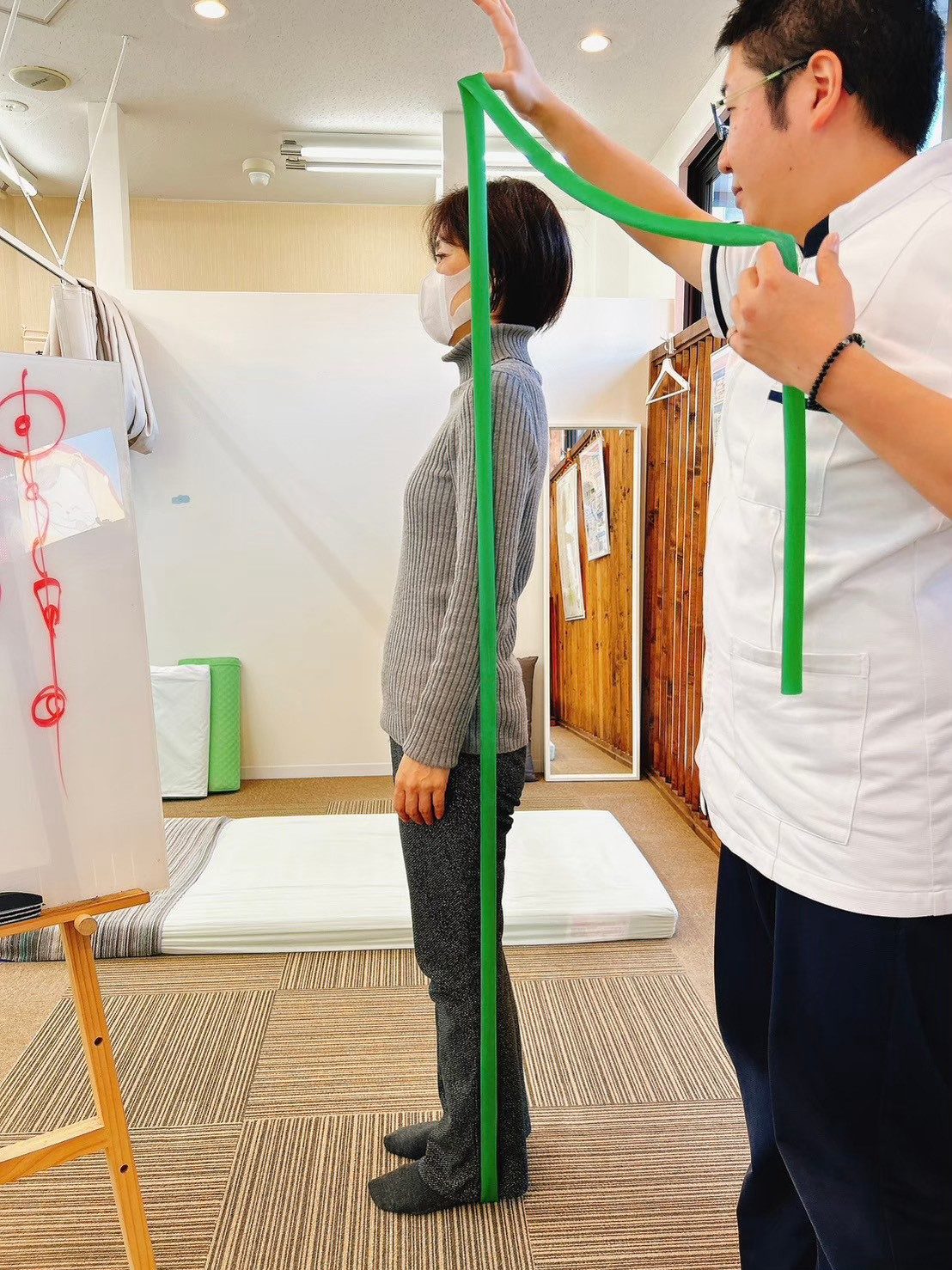 姿勢検査の様子。立位で身体のゆがみを確認している